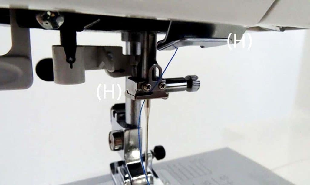 como enhebrar una maquina de coser 8