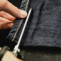 cómo hacer un dobladillo perfecto a tus pantalones vaqueros