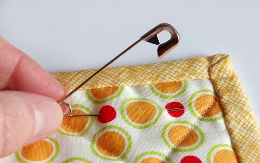 8 formas de colgar una colcha con y sin coser